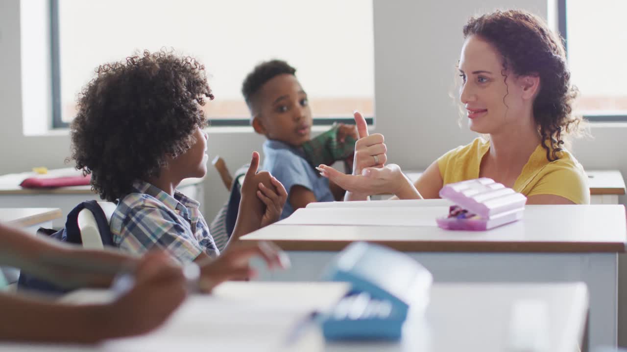 Video di una felice insegnante donna caucasica che insegna matematica a un bambino afroamericano