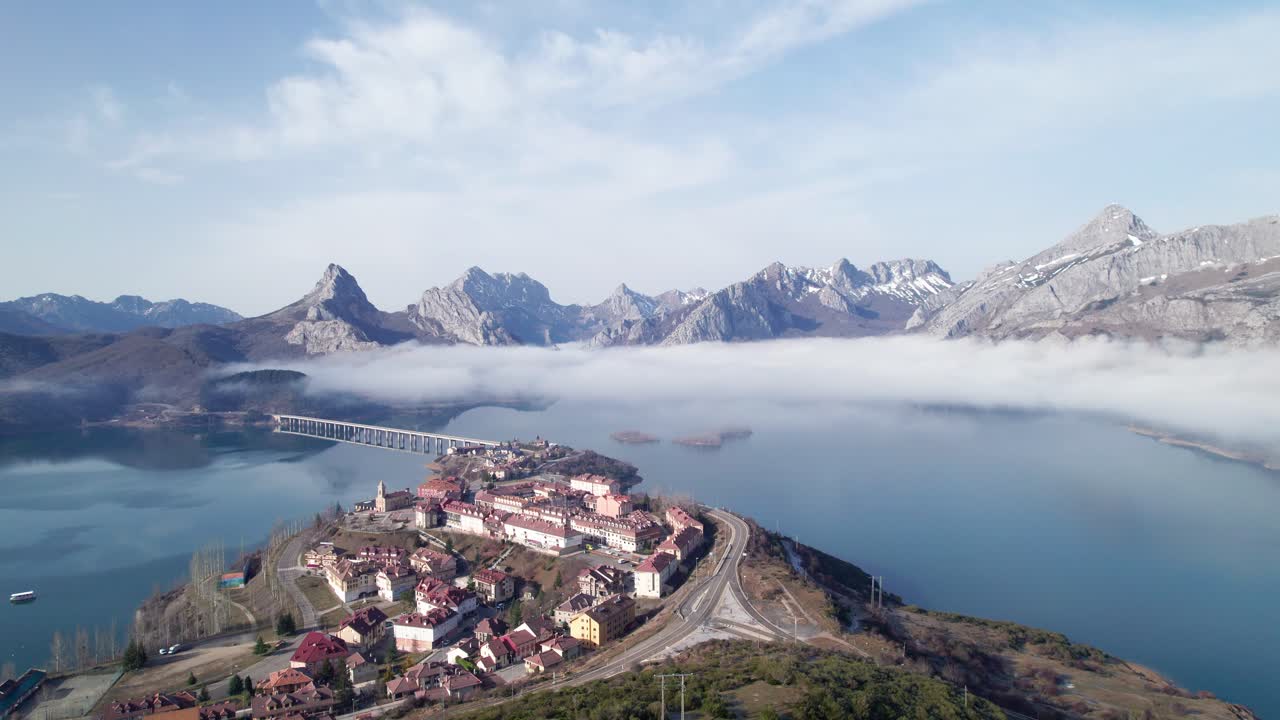 낙원, 스페인 레온의 작은 마을 근처에 있는 거대한 호수