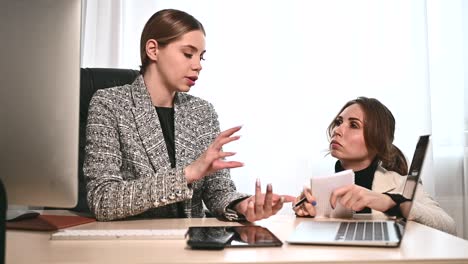 mujeres jóvenes adultas atractivas trabajan juntas en la oficina en una reunión. un nuevo empleado consulta con un mentor y presenta un nuevo proyecto. concepto de espacio abierto para el trabajo en equipo