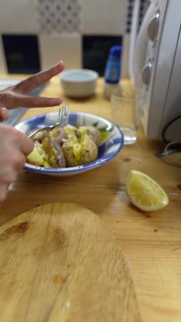 persona que come patatas al horno