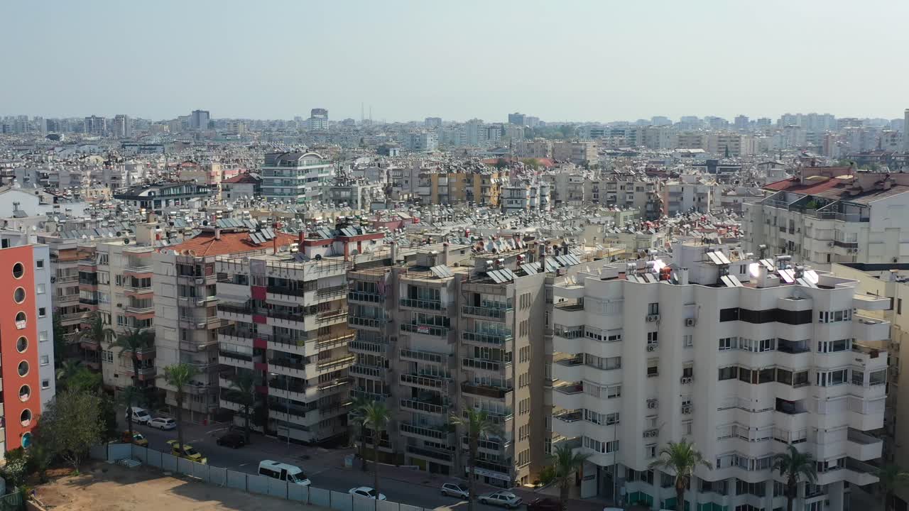 Drone aereo che gira vicino a vecchi condomini residenziali europei ad Antalya, Turchia, in una soleggiata giornata estiva.