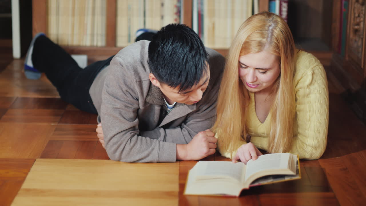 두 학생은 도서관에서 책을 읽고 02