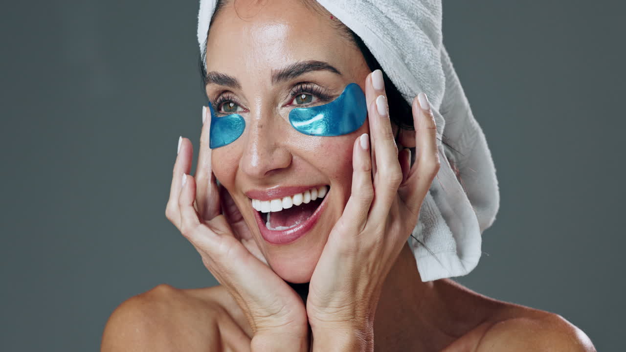 mujer con parches en los ojos