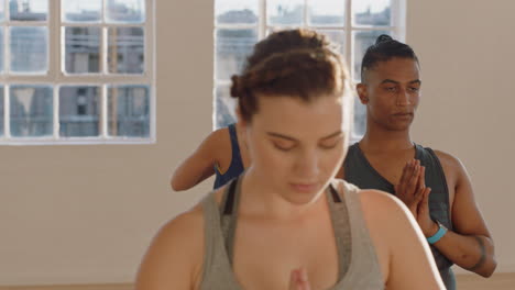 Clase-De-Yoga-De-Jóvenes-Sanos-Que-Practican-La-Pose-De-Oración-Disfrutando-Del-Estilo-De-Vida-Físico-Haciendo-Ejercicio-En-El-Estudio-Al-Amanecer