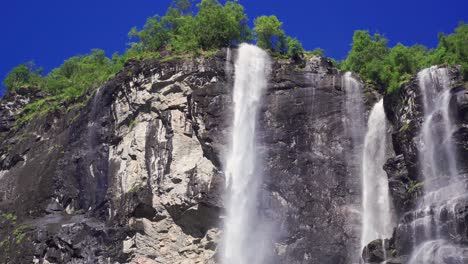 impresionantes cascadas del fiordo de geiranger, noruega