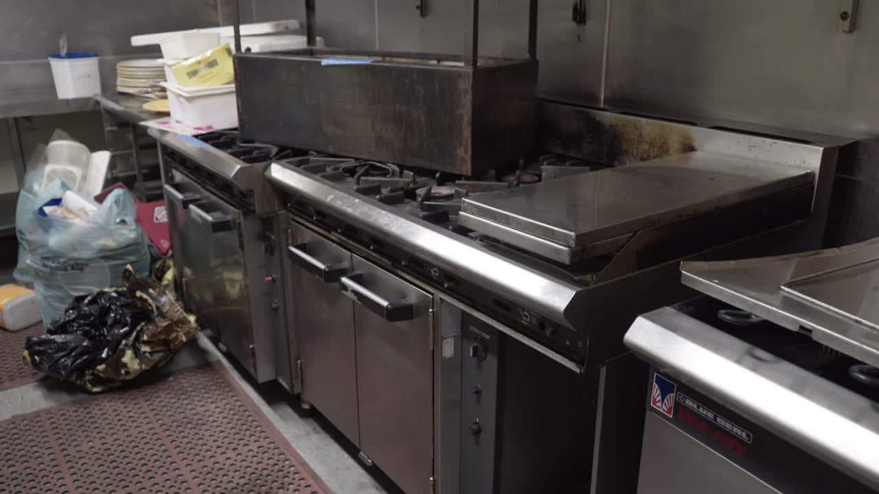 cocina de restaurante sucia antes de remodelar