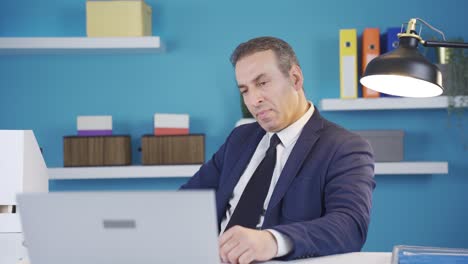 hombre de negocios frustrado sintiéndose estresado mirando la pantalla de la computadora preocupándose por el problema.