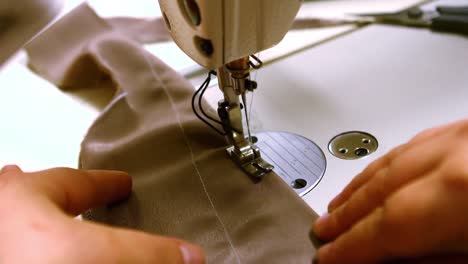 costurera cosiendo paño en la máquina de coser