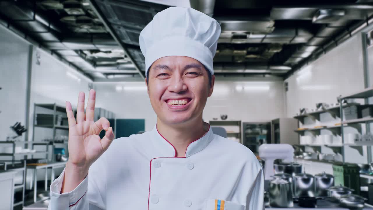 셰프가 오케이 신호를 내리고 있습니다.