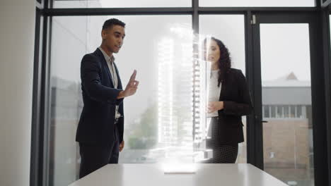 arquitecto trabajando en un holograma futurista