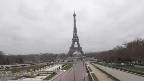 la torre eiffel y los jardines en parís en un día nublado