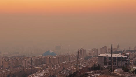 Winter-Luftverschmutzung-In-Großstadt-No2-N-Industrie-Rauch-Machen-Dunstig-Eiskalt-Dunstig-Morgens-Und-Abends-Im-Sonnenuntergang-N-Sonnenaufgang-Goldene-Zeit-Gebäude-Mit-Schnee-Bedeckt-N-Blau-Türkis-Farbe-Moschee-Teheran-Iran