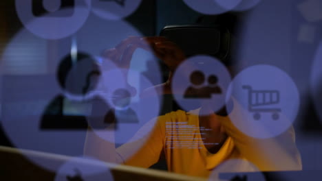 animación de lenguaje de computadora y iconos de aplicaciones, mujer afroamericana usando auriculares vr