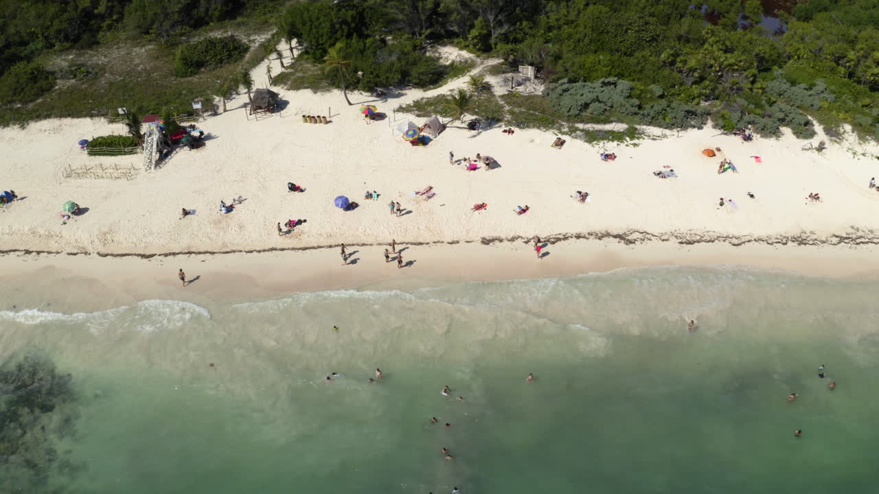 플라야 델 카르멘 의 모래 해변 에서 편안 한  ⁇ 빛 날 을 즐기는 사람 들