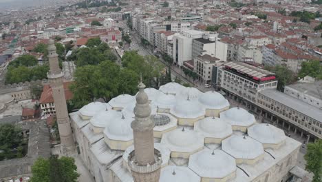 la gran mezquita de bursa o ulu cami es una mezquita en bursa, turquía. construida en el siglo xiv.