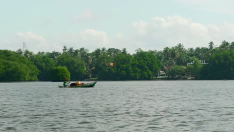 pescador en un barco en un río