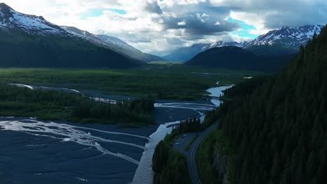 Paisaje-Dramático-Del-Río-Resurrección-Con-Bosque-Denso-Y-Camino-Cerca-De-Seward,-Alaska