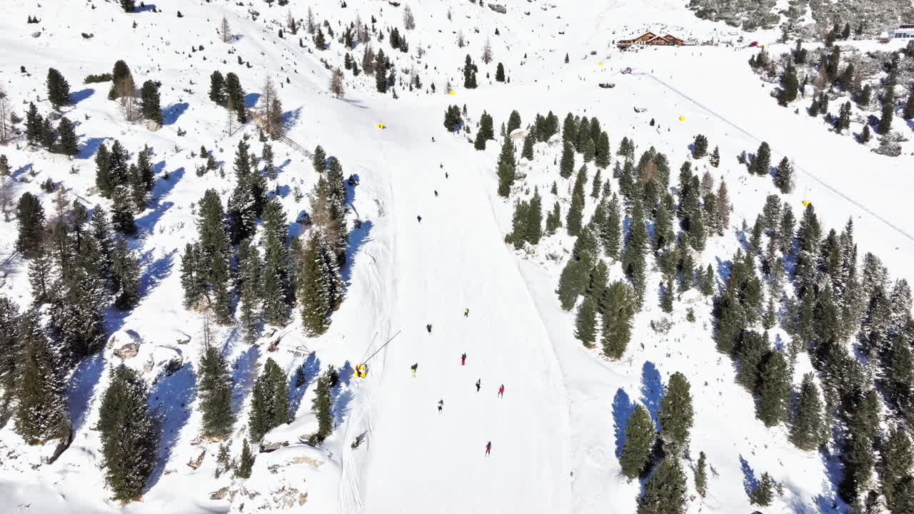 Vista aerea con drone del Passo Gardena, valico alpino nelle Dolomiti, Italia