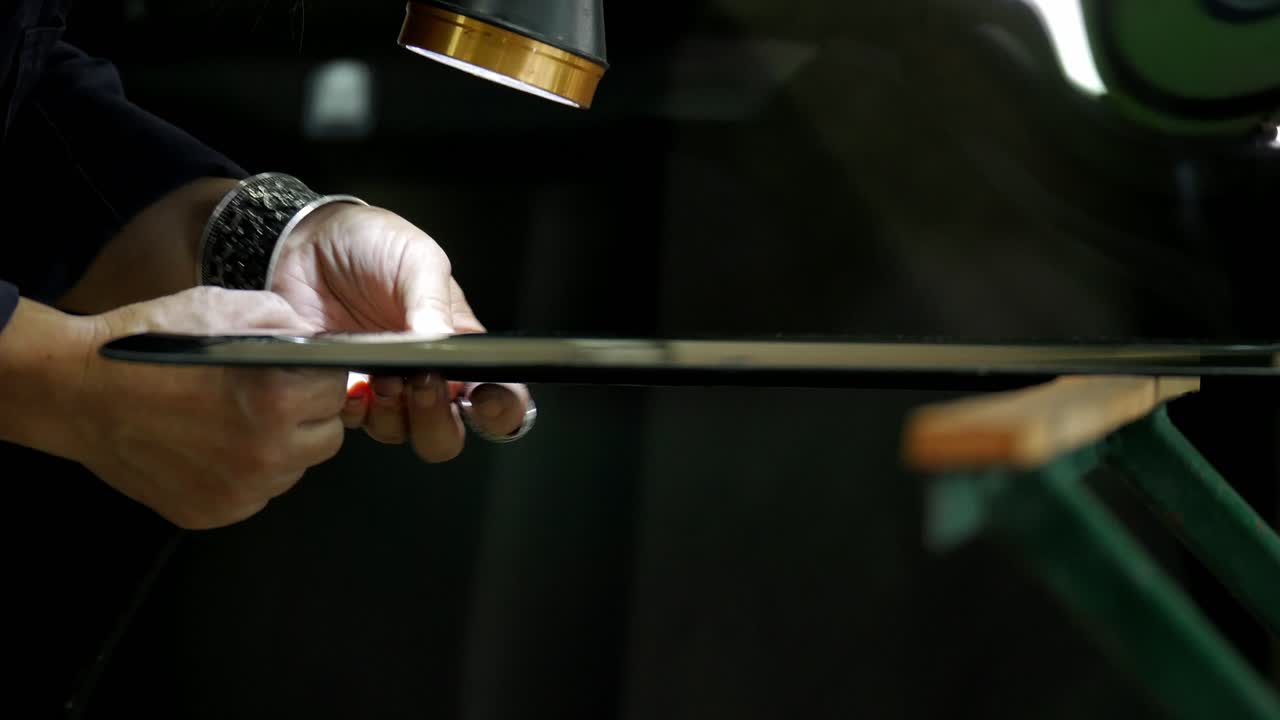 자동차 서비스에서 교체를 위해 앞 유리를 준비하는 과정