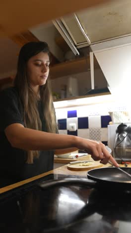 mujer cocinando en la cocina