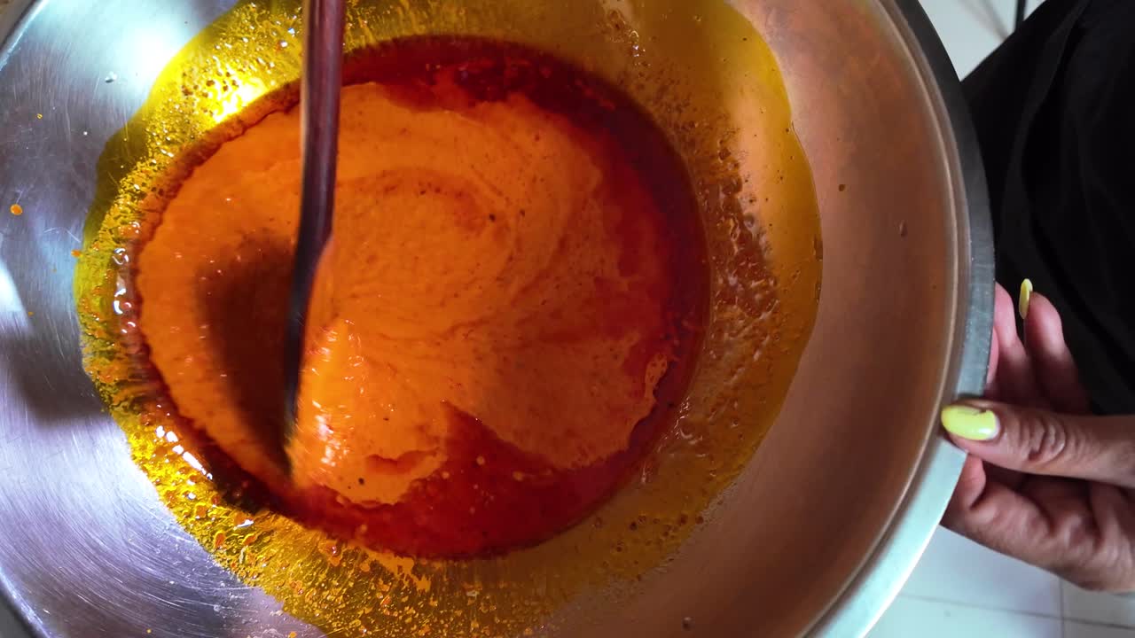 Miscelazione di olio di onoto con farina di mais per la preparazione dell'impasto delle hallacas