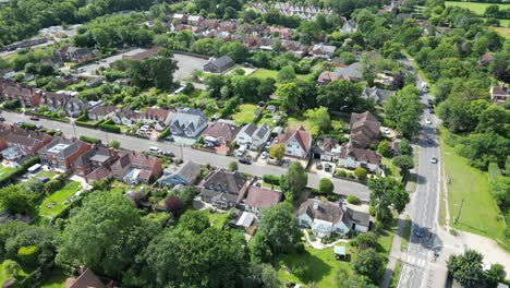 Vista-Aérea-Panorámica-De-La-Aldea-De-Brockenhurst-En-New-Forest-Hampshire,-Reino-Unido-Vista-Aérea