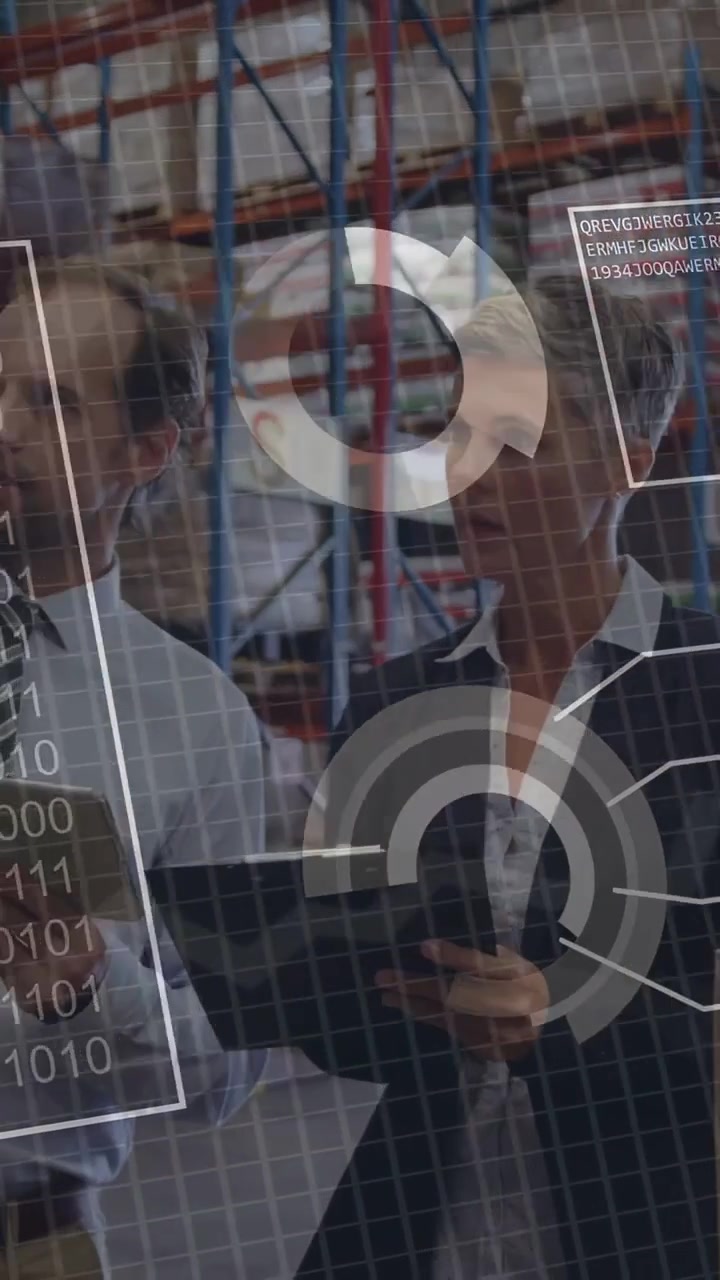 Video verticale: Uomo che tocca un tablet, donna con un blocco appunti, HUD che trasforma i dati in grafici per il magazzino.