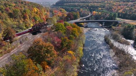 Lehigh-Gorge-Scenic-Rail-Train-Fährt-über-Die-Brücke