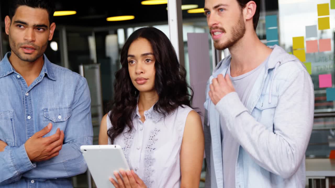 ejecutivos que usan tabletas digitales