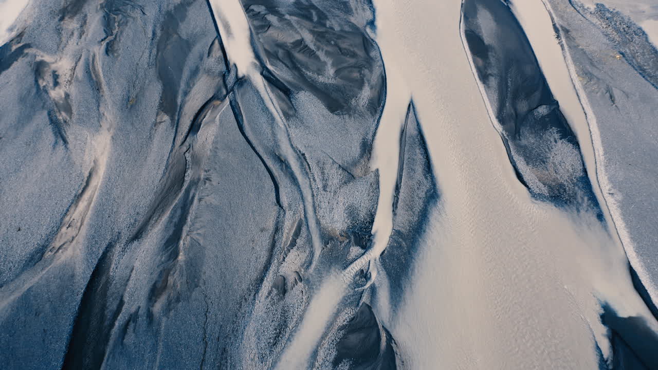 멋진 표시가 있는 진흙탕 강바닥 위의 드론 영상