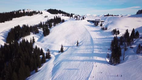 esquiar en los alpes con remonte y gente esquiando en la pista