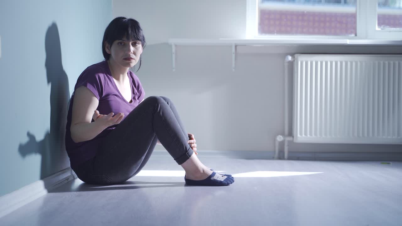 문제가 있는 여자가 카메라를 보고 있습니다.