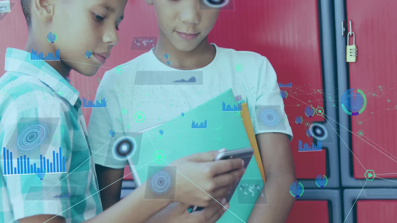 red de conexiones y escáneres redondos contra dos escolares que usan teléfonos inteligentes