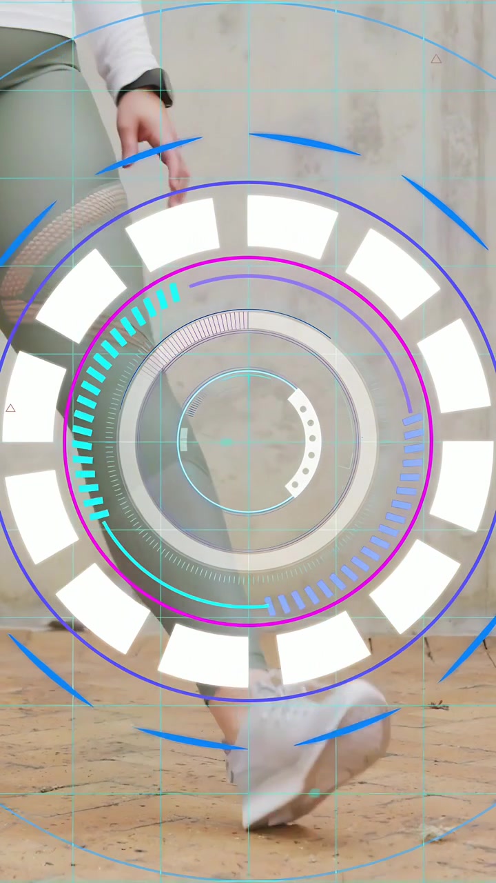 Video verticale: Donna che entra nell'inquadratura, attivando anelli e segmenti HUD per una dimostrazione tecnologica.
