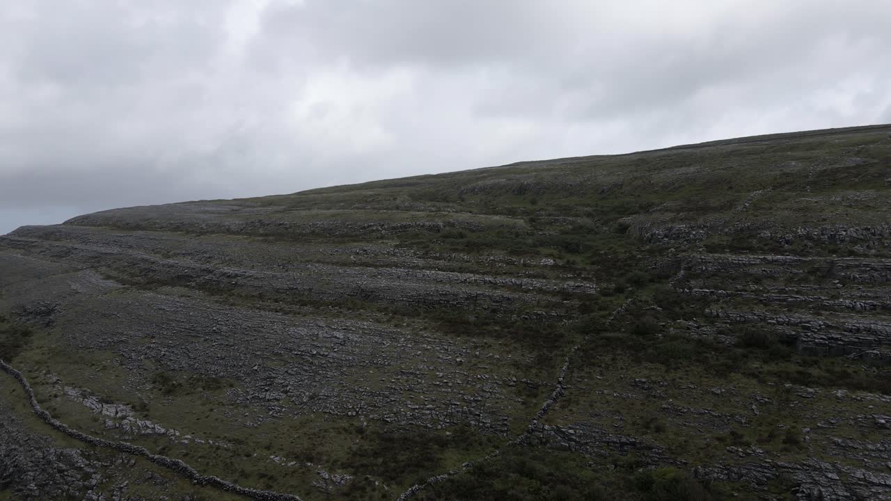 tiro de drone de una montaña en el burren, irlanda cubierta de rocas