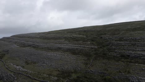 Tiro-De-Drone-De-Una-Montaña-En-El-Burren,-Irlanda-Cubierta-De-Rocas