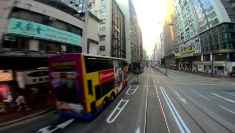 las calles de la ciudad de hong kong desde los tranvías.
