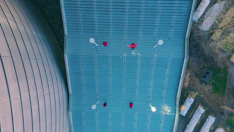 Luftaufnahme-Von-Tänzern-In-Rot-Auf-Der-Treppe-Von-Oben-Nach-Unten