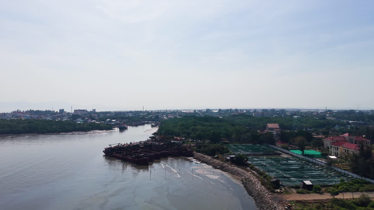 Ripresa aerea dall’alto della città e delle navi arenate