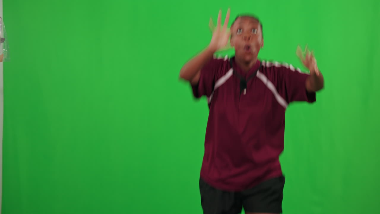 juego, baloncesto y mujer negra con verde