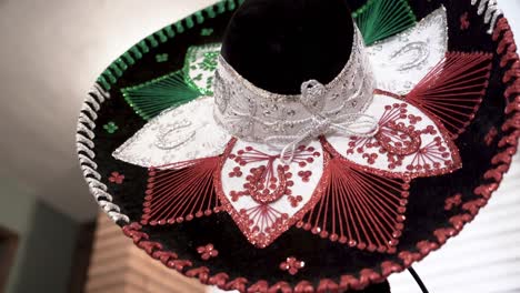 sombrero tradicional mexicano con sus colores tradicionales, verde, blanco y rojo