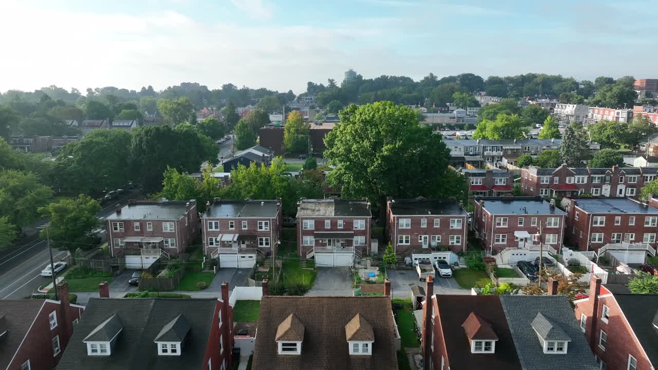 Een opstijgende luchtopname die een klein Amerikaans stadje in de herfst onthult.