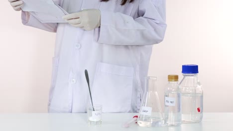 experimento científico con productos químicos