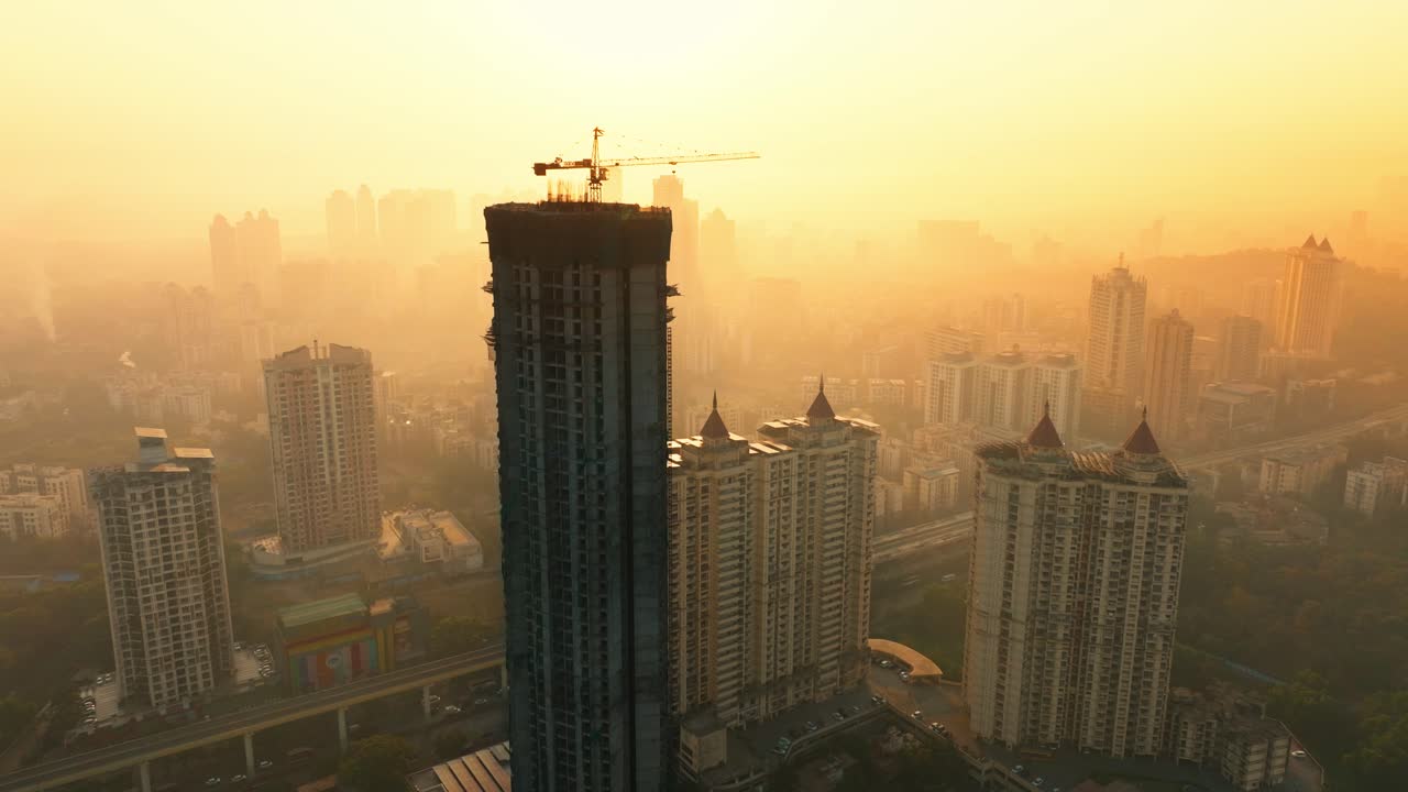 Nascer do sol na cidade de Mumbai - Obras em andamento