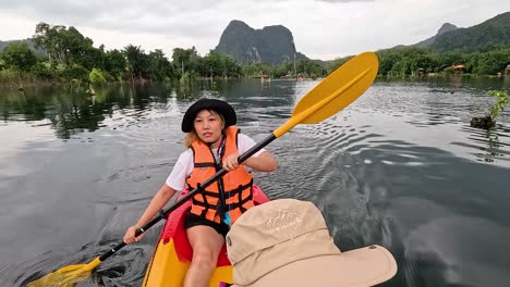 hacer kayak en un hermoso lago