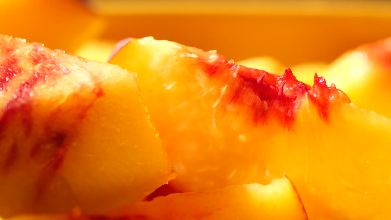 Foto close-up buah persik yang diiris