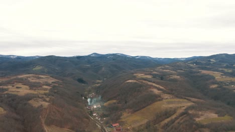 Paisaje-Otoñal-Del-Pueblo-En-El-Valle,-Drone-4k-De-Color