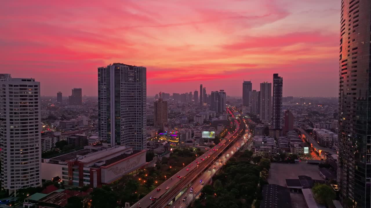 Anoitecer colorido sobre a cidade de Banguecoque com rio e torres, Tailândia.