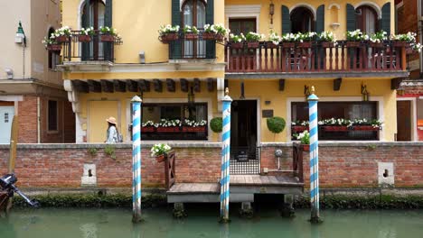 mujer caminando por el muelle privado y el apartamento al lado del canal veneciano
