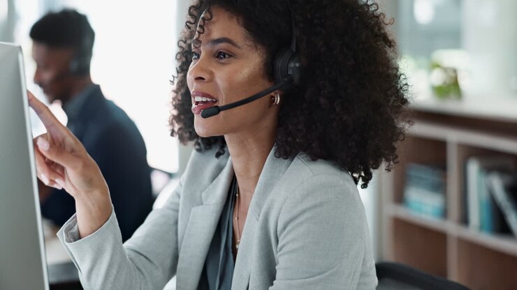 Glad kvinde, callcenter og ansigt med hovedtelefoner